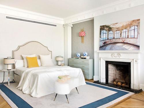 Эклектичный интерьер квартиры в Мадриде с необычными картинами и камином 06