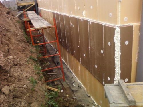 Как утеплить неровный фундамент. Чем утеплить фундамент дома снаружи