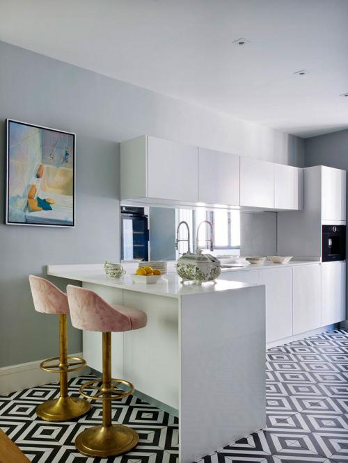 Эклектичный интерьер квартиры в Мадриде с необычными картинами и камином 10