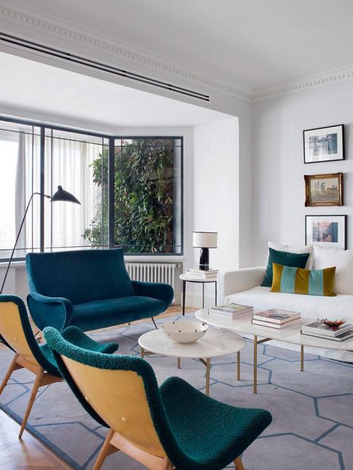 Эклектичный интерьер квартиры в Мадриде с необычными картинами и камином 02