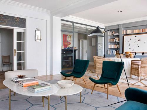 Эклектичный интерьер квартиры в Мадриде с необычными картинами и камином 03