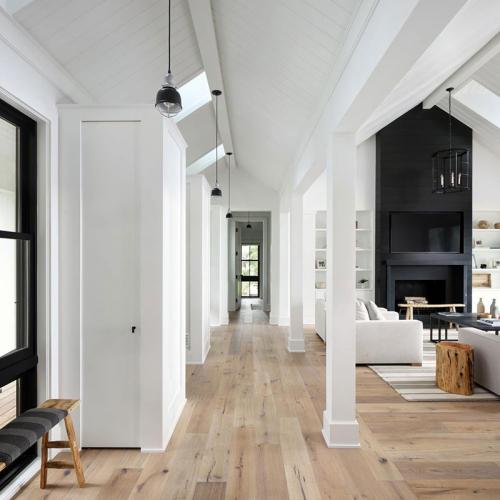 Просторный современный дом прямо у озера в США 02