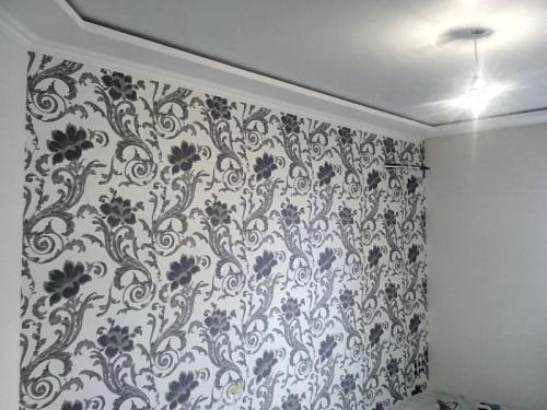 Нужно ли под обои шпаклевать стены. Под какие обои можно не шпаклевать стены квартиры