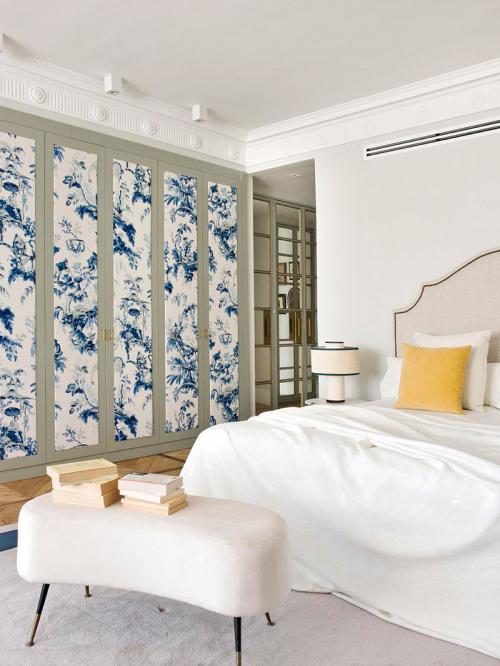 Эклектичный интерьер квартиры в Мадриде с необычными картинами и камином 07