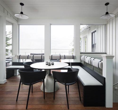 Просторный современный дом прямо у озера в США 07