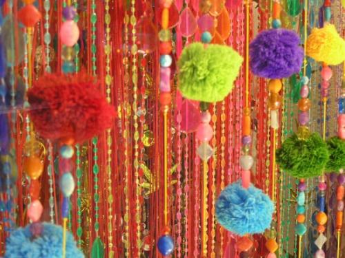 Деревянные шторы висюльки. Виды штор на дверные проемы