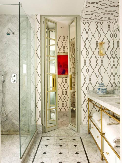 Эклектичный интерьер квартиры в Мадриде с необычными картинами и камином 11