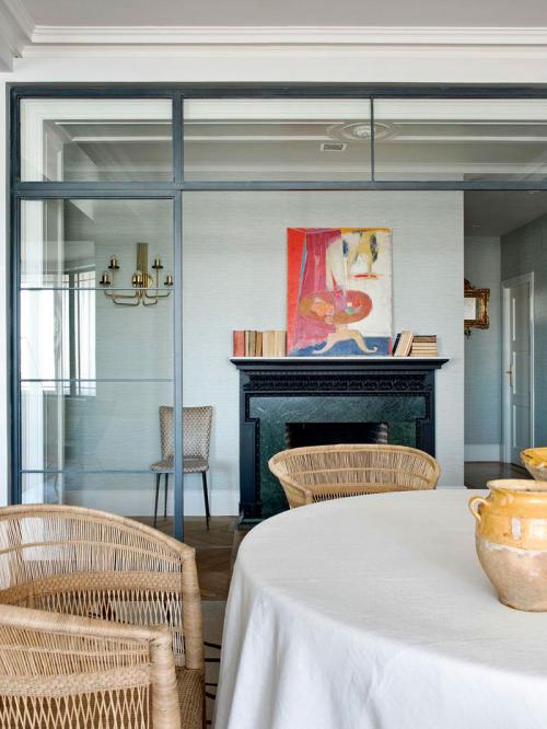 Эклектичный интерьер квартиры в Мадриде с необычными картинами и камином 05