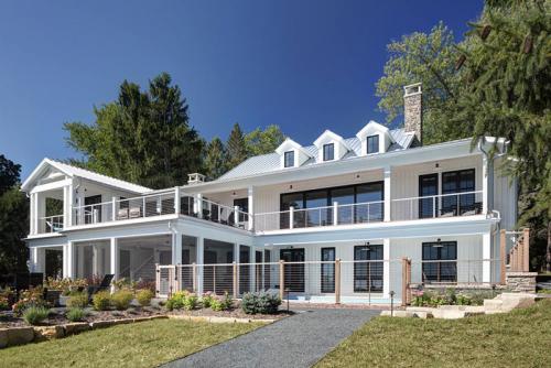 Просторный современный дом прямо у озера в США 01