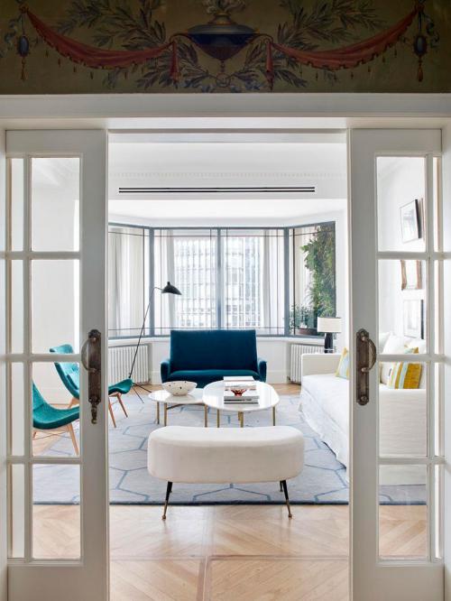 Эклектичный интерьер квартиры в Мадриде с необычными картинами и камином 01