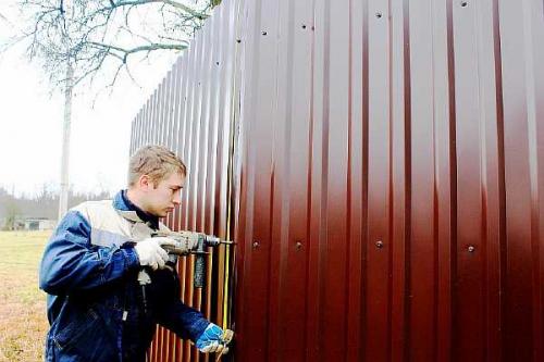 Крепеж для забора из профнастила. Как крепить металлопрофиль на забор