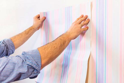 Можно ли клеить обои поверх водоэмульсионной краски. Поклейка обоев на водоэмульсионный слой — возможно ли получить хороший результат?