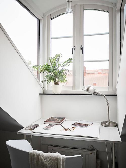 Современная мансардная квартира с мазанной стеной в Гетеборге 18