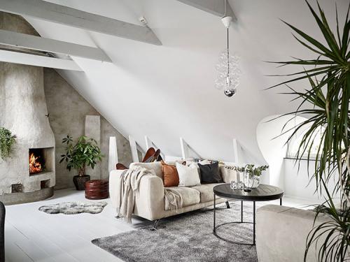 Современная мансардная квартира с мазанной стеной в Гетеборге 05