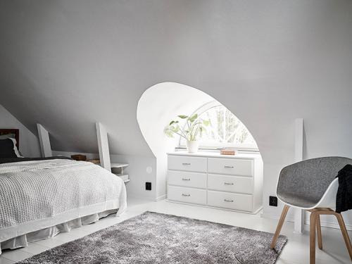 Современная мансардная квартира с мазанной стеной в Гетеборге 14