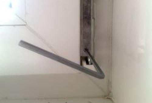 Пластиковое окно не прижимается со стороны петель.  Створка прилегает к раме недостаточно плотно