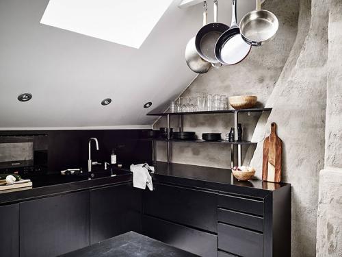 Современная мансардная квартира с мазанной стеной в Гетеборге 08