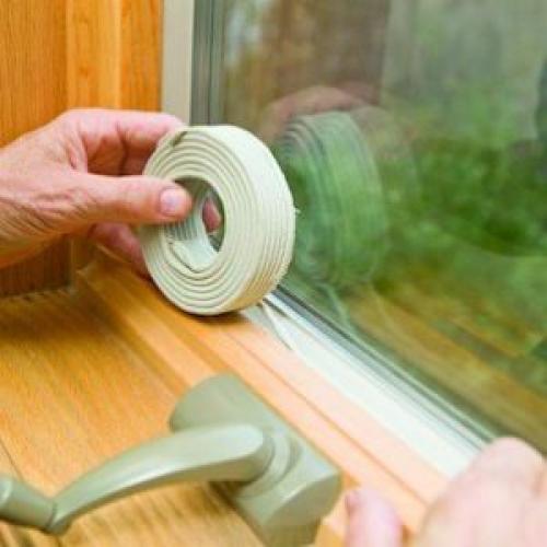 Как заклеить окна уплотнителем. Как самостоятельно заклеить щели в окнах на зиму (видео)