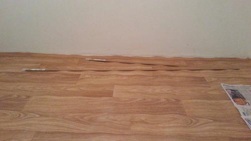 Как разгладить заломы на линолеуме. Как выровнять слежавшийся линолеум от складок и загибов