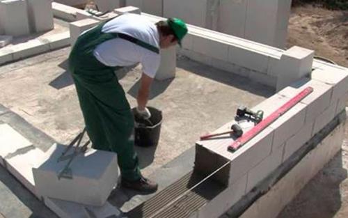 Как положить газобетон своими руками. Как класть газоблок с минимальными потерями сил и времени