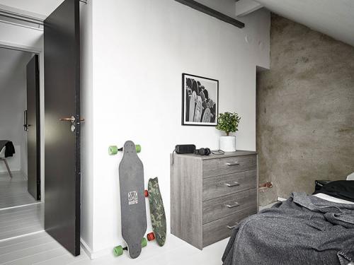 Современная мансардная квартира с мазанной стеной в Гетеборге 19