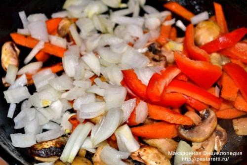 Как варить макароны бантики. Макароны-бантики на подушке из овощей