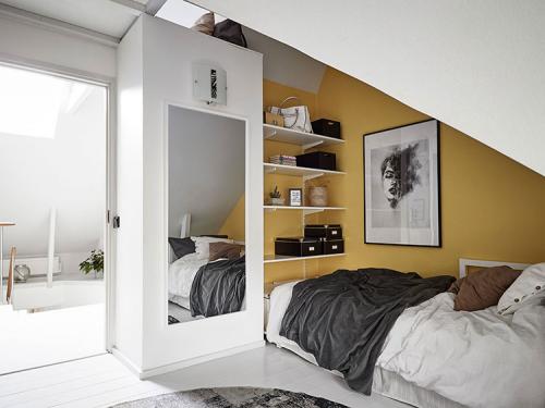 Современная мансардная квартира с мазанной стеной в Гетеборге 10