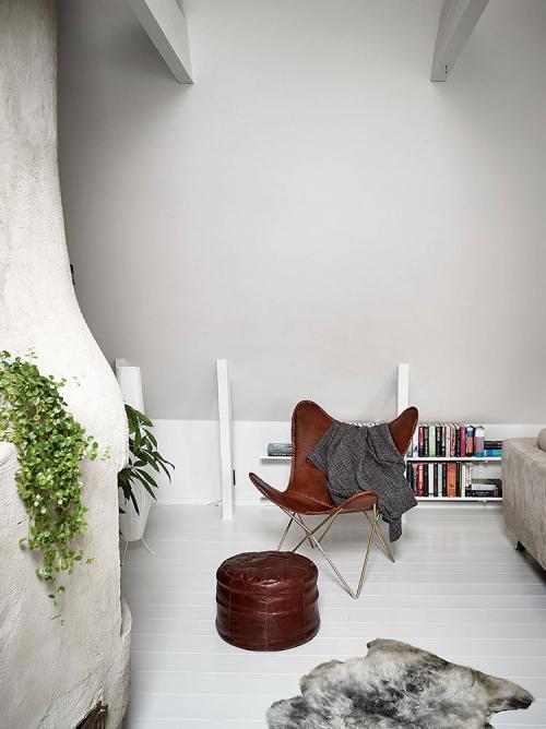 Современная мансардная квартира с мазанной стеной в Гетеборге 06