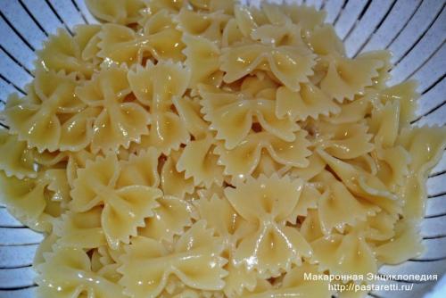 Как варить макароны бантики. Макароны-бантики на подушке из овощей