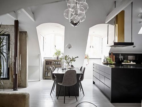 Современная мансардная квартира с мазанной стеной в Гетеборге 01