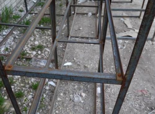 Чем покрасить полки в погребе