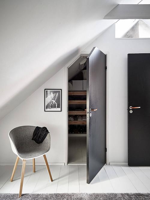 Современная мансардная квартира с мазанной стеной в Гетеборге 15