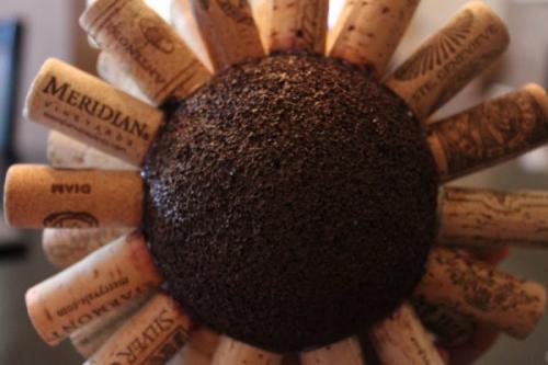 Чем клеить винные пробки. Уро.  Декоративные шары