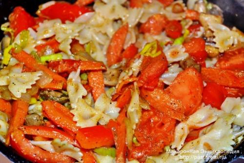 Как варить макароны бантики. Макароны-бантики на подушке из овощей