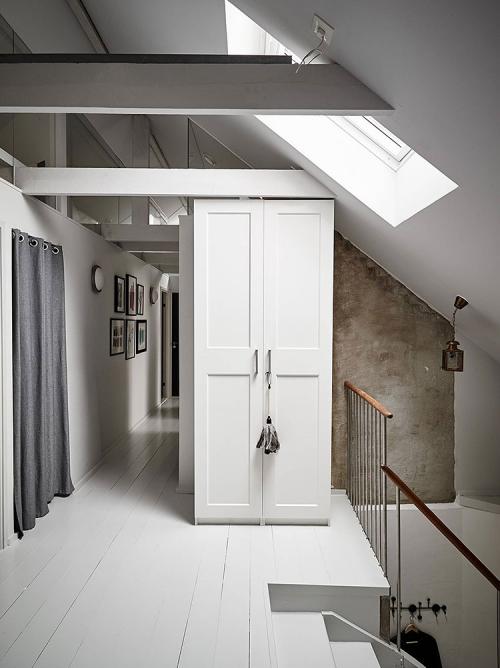 Современная мансардная квартира с мазанной стеной в Гетеборге 12