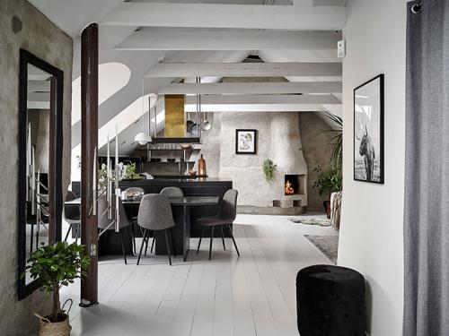 Современная мансардная квартира с мазанной стеной в Гетеборге 22