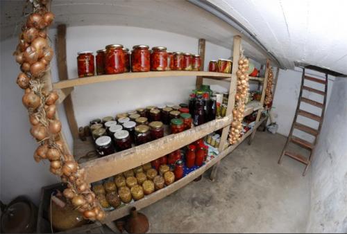 Какой краской красить в подвале. Какая краска лучше всего подходит для окрашивания погреба?