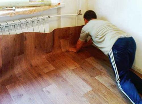 Как разгладить заломы на линолеуме. Как выровнять слежавшийся линолеум от складок и загибов