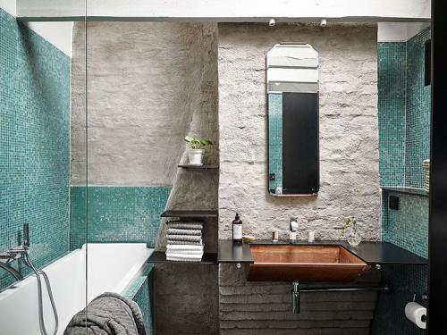 Современная мансардная квартира с мазанной стеной в Гетеборге 21