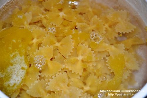 Как варить макароны бантики. Макароны-бантики на подушке из овощей