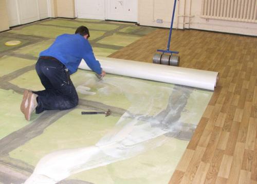 Как разгладить заломы на линолеуме. Как выровнять слежавшийся линолеум от складок и загибов