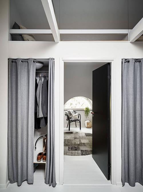 Современная мансардная квартира с мазанной стеной в Гетеборге 11