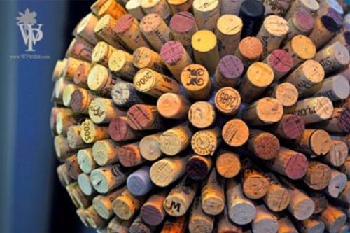 Чем клеить винные пробки. Уро.  Декоративные шары