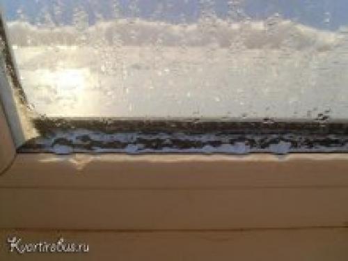 Как заклеить окна деревянные на зиму.  Установка теплоотражающей пленки на окна 01 Как заклеить окна деревянные на зиму.  Установка теплоотражающей пленки на окна 01