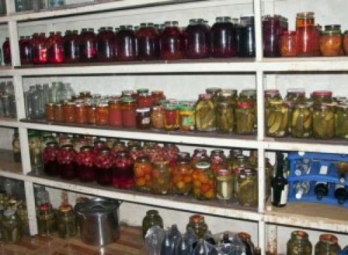 Чем покрасить полки в погребе