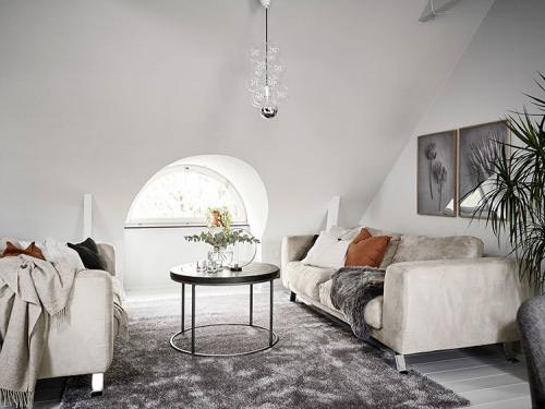 Современная мансардная квартира с мазанной стеной в Гетеборге 07