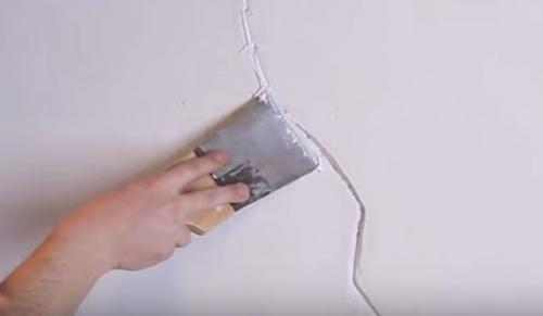 Можно ли на водоэмульсионную краску клеить обои. Этап 1 – подготовка поверхности