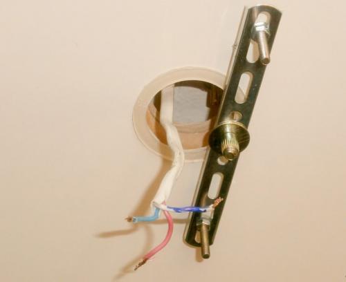 Установка накладного светильника на натяжной потолок. Крепление светильников к натяжному потолку