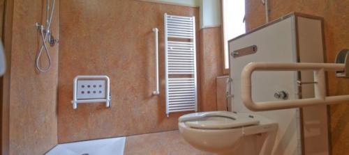 Наклейка линолеума на стену. Стоит ли использовать линолеум в качестве отделочного материала для стен в ванной