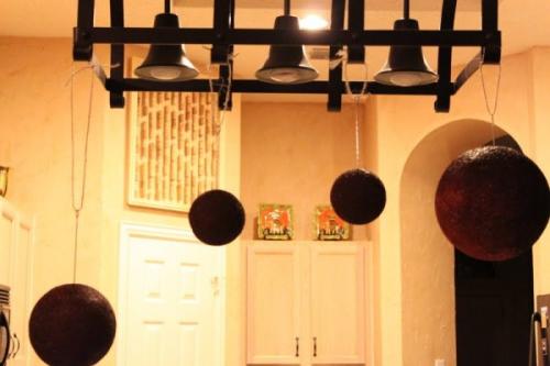 Чем клеить винные пробки. Уро.  Декоративные шары